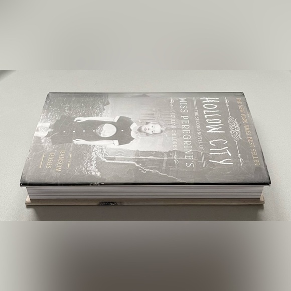 Hollow City: Miss Peregrine's Peculiar Children by Ransom Riggs - Picture 6 of 6